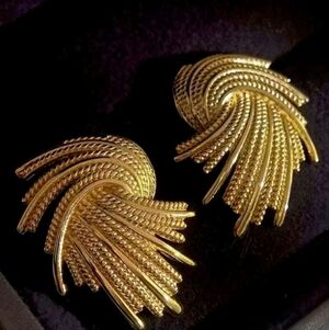 New Elegant Gold Earrings